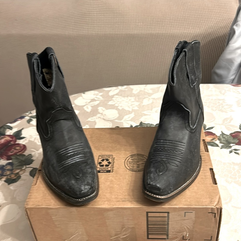 Women’s cowboy boots size 8